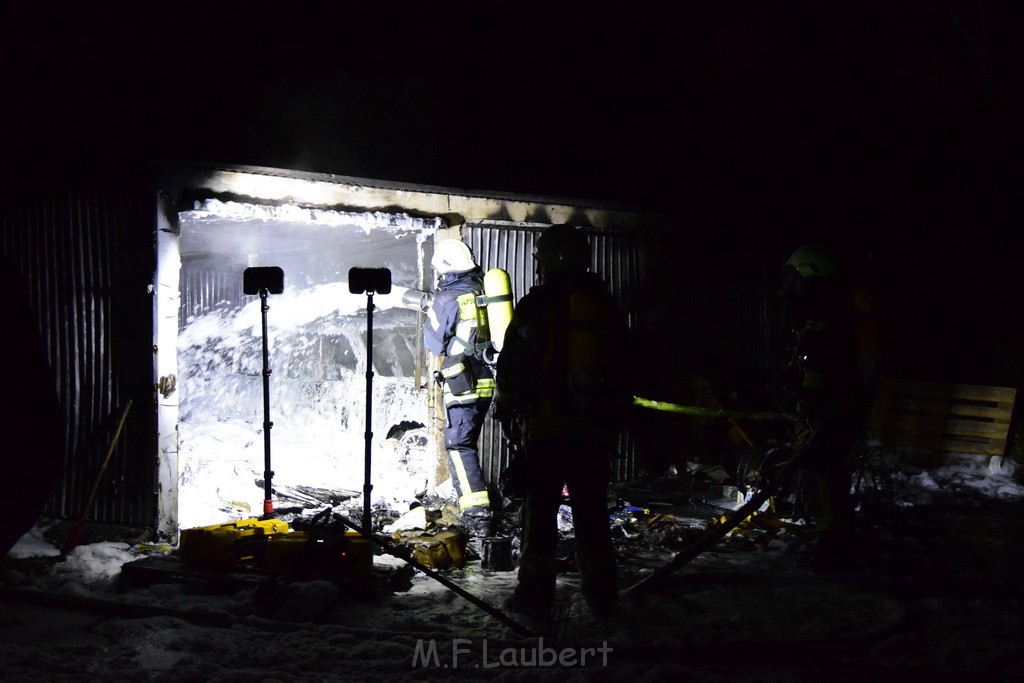 Feuer Hinterhof Garagen Koeln Hoehenberg Olpenerstr P134.JPG - Miklos Laubert